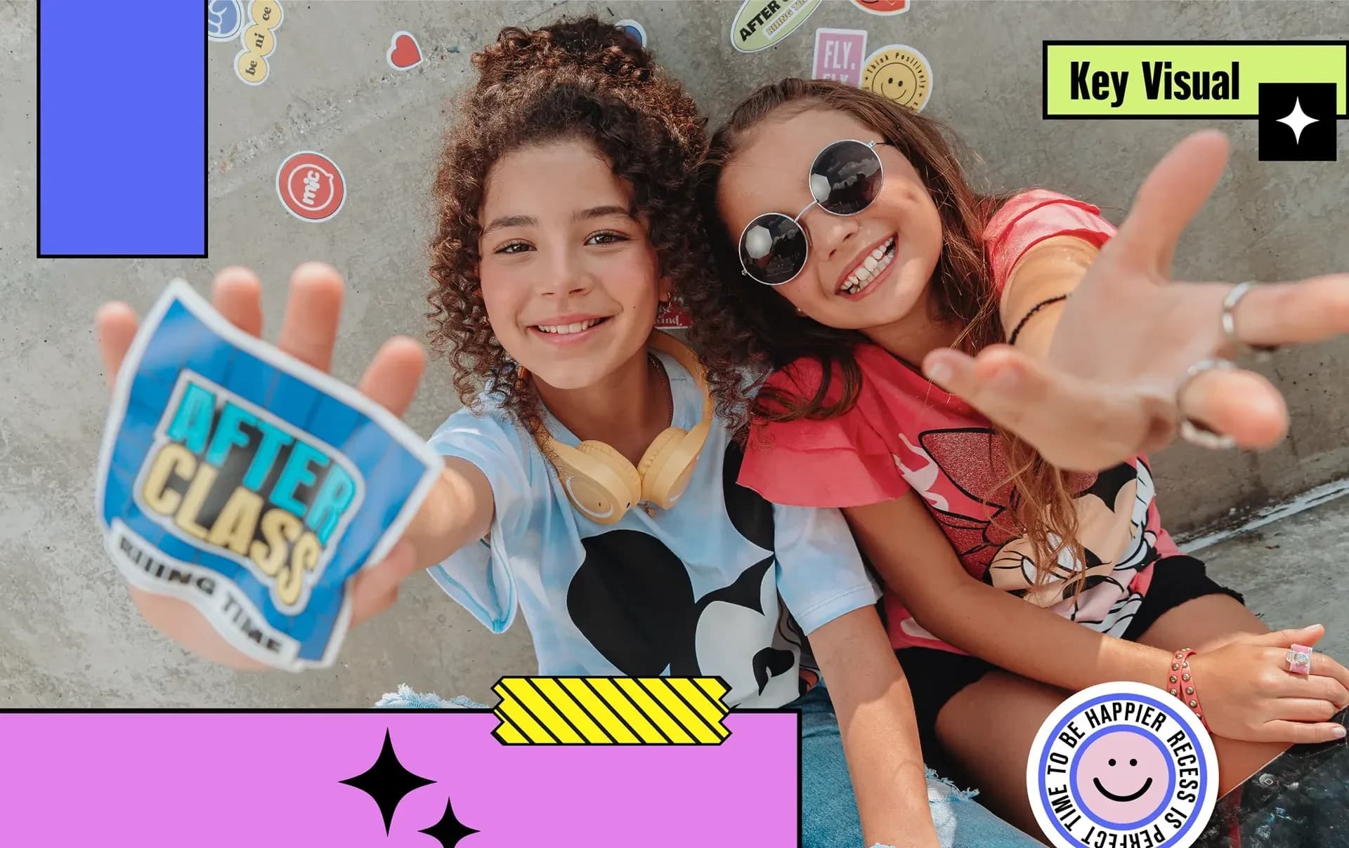 Key Visual de la campaña After Class Rising Time: dos niñas en patineta con gafas de sol y stickers, sobre bloques de color y el lockup AFTER CLASS.
